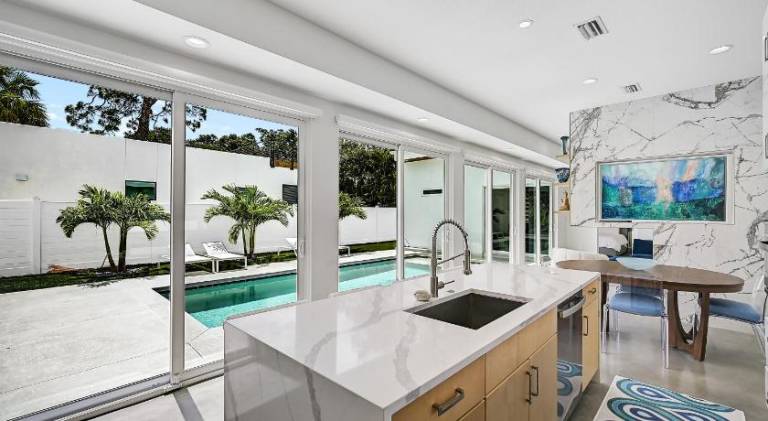 House with pool — photo 4