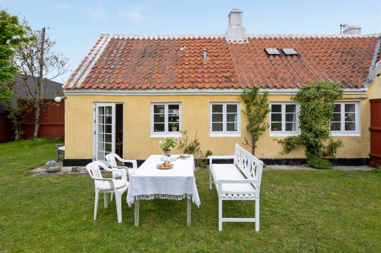 Holiday apartment with patio & barbeque — photo 2