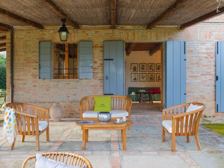 Fully equipped vacation home with yard, barbeque & private pool | Pets allowed — photo 2