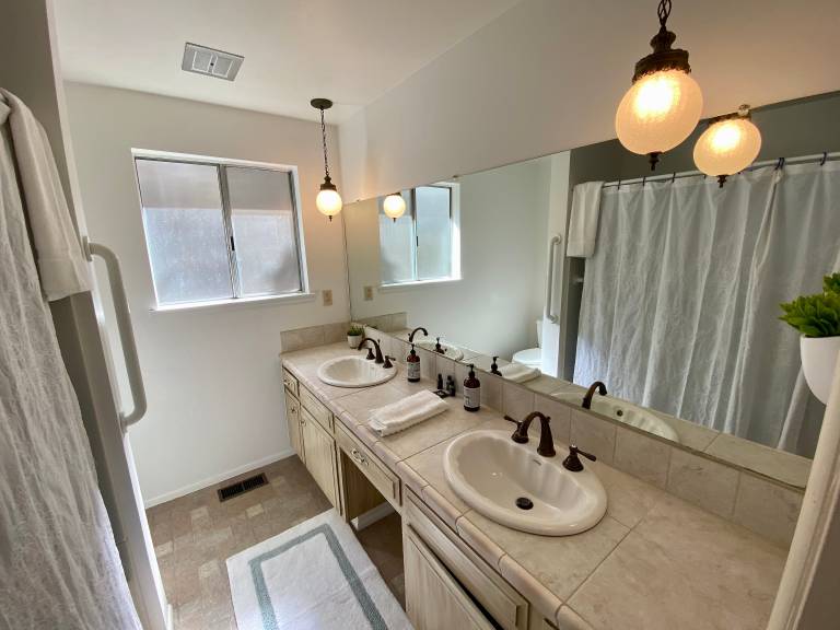 Child-friendly lovely vacation home with BBQ, terrace & yard | Pets allowed — photo 5