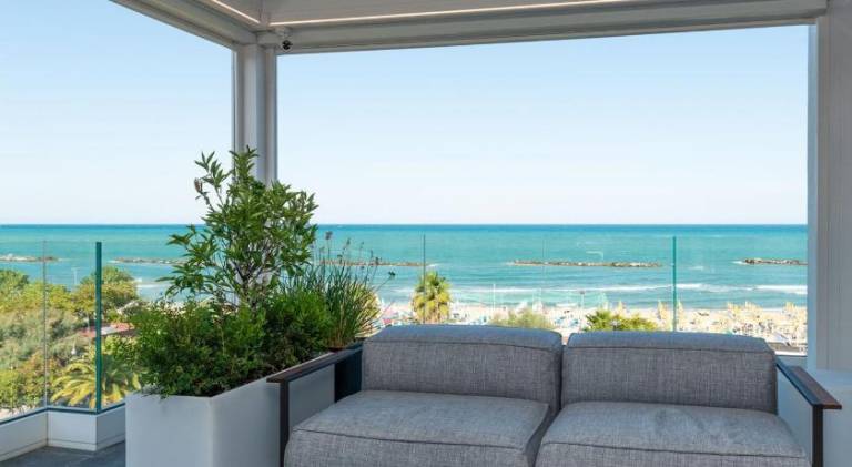 Beautiful serviced apartment with jacuzzi & patio | Close to the beach | Pets allowed — photo 3