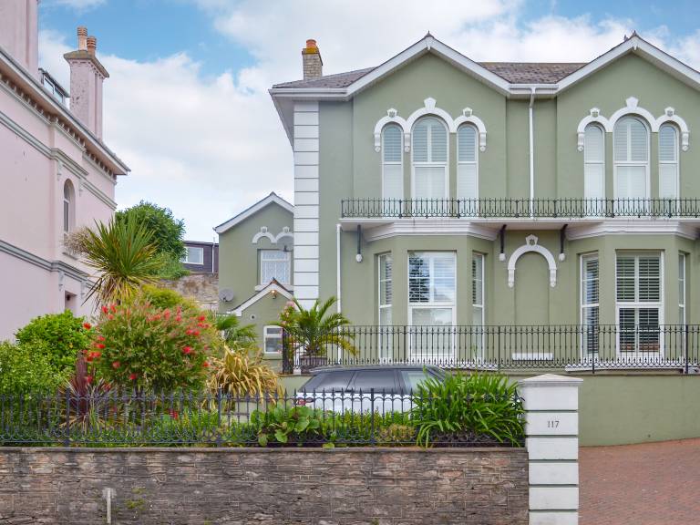 Family-friendly beautiful cottage with yard | Pets are welcome in Paignton