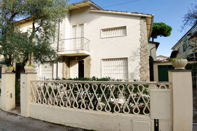 House with garden & grill — photo 4