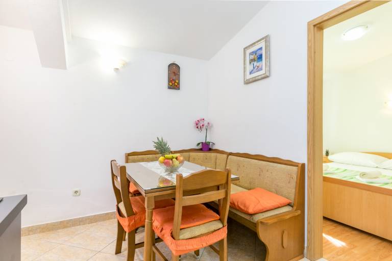 Holiday apartment with terrace, yard & BBQ — photo 4