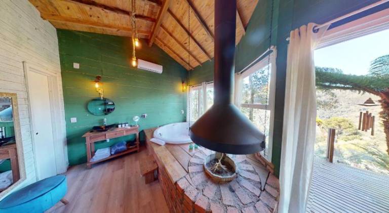 Lodge with jacuzzi & yard — photo 3