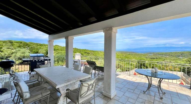 Villa with pool & hot tub | Pet-friendly — photo 4