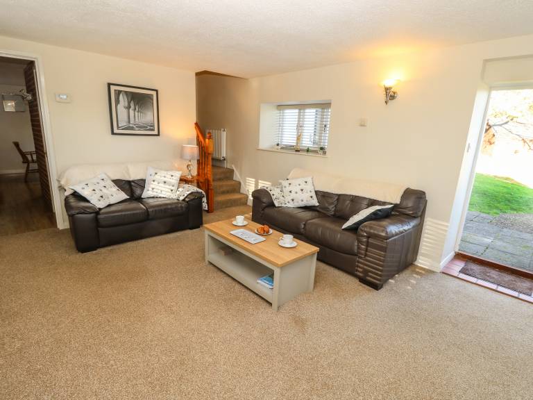 Cottage with yard | Beach view — photo 4