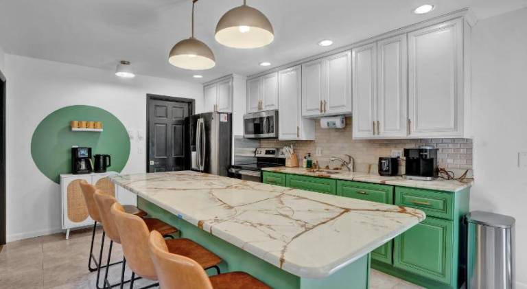 Lovely vacation home with jacuzzi & pool | Pet-friendly — photo 5