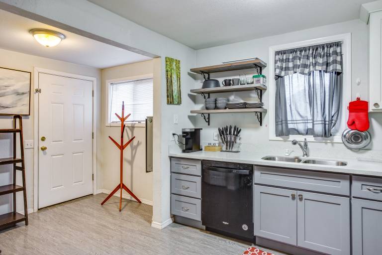 3 Mi to Dtwn Tacoma: Pet-Friendly Home — photo 5