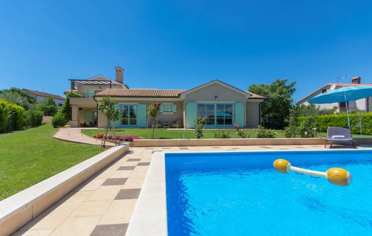 Villa with BBQ, terrace & yard — photo 2