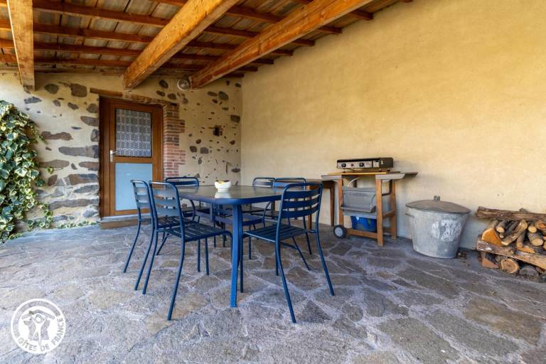 Gite with barbecue, terrace & yard — photo 3