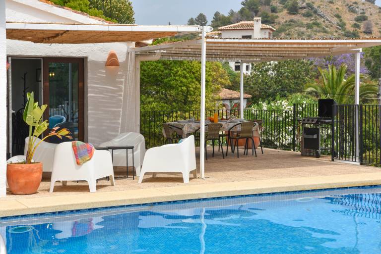 Family-friendly villa with barbecue, private pool & yard | Water view | Pet-friendly — photo 5