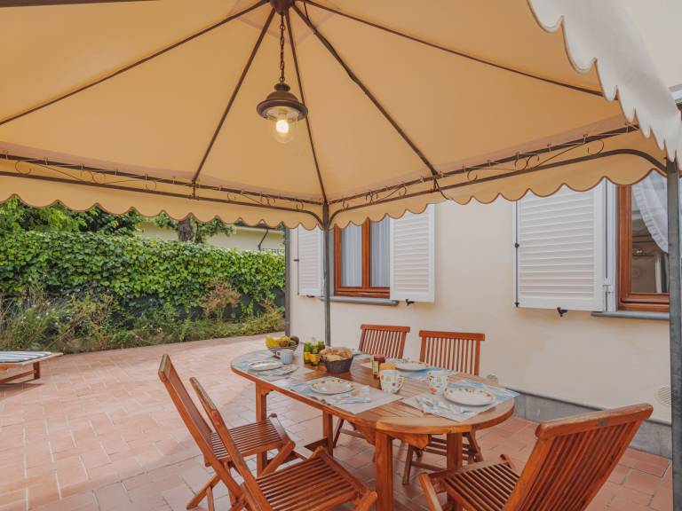 Vacation home with garden, terrace & barbecue — photo 4