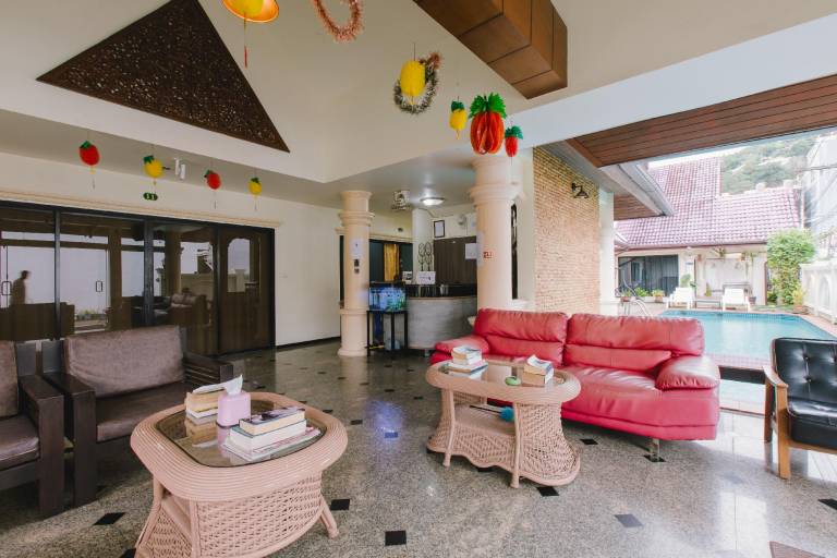 Serviced apartment with terrace, pool & garden — photo 3