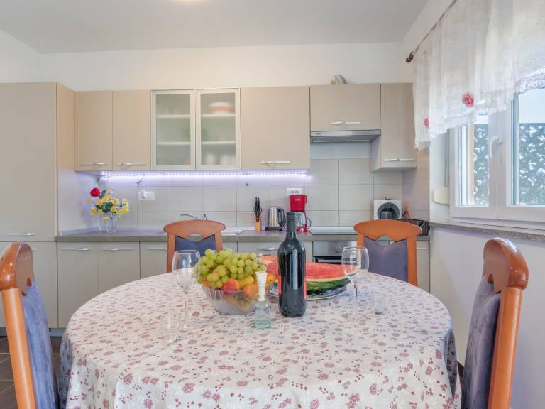 Vacation home with terrace, yard & grill — photo 4