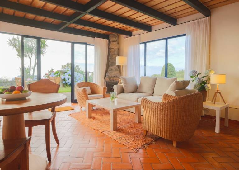 GuestReady Green OceanView Relaxing Cottage