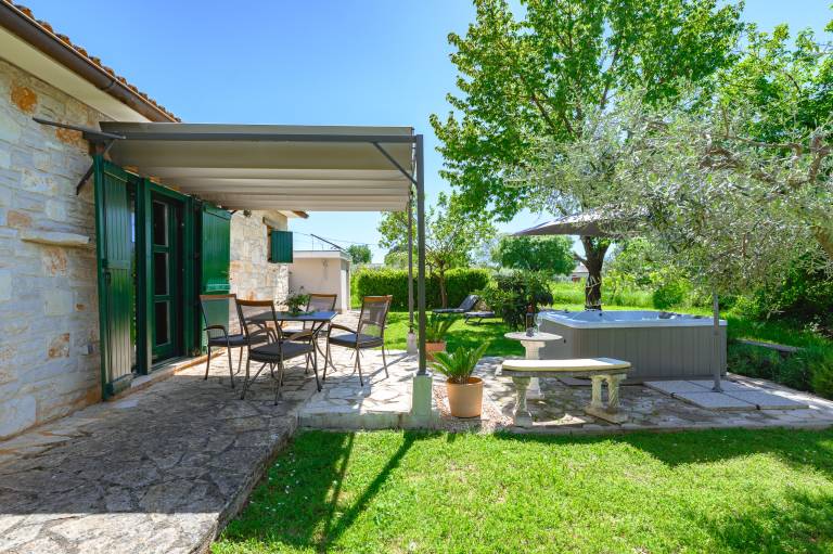 Children-friendly charming vacation home with patio, BBQ & hot tub | Pets are welcome — photo 5