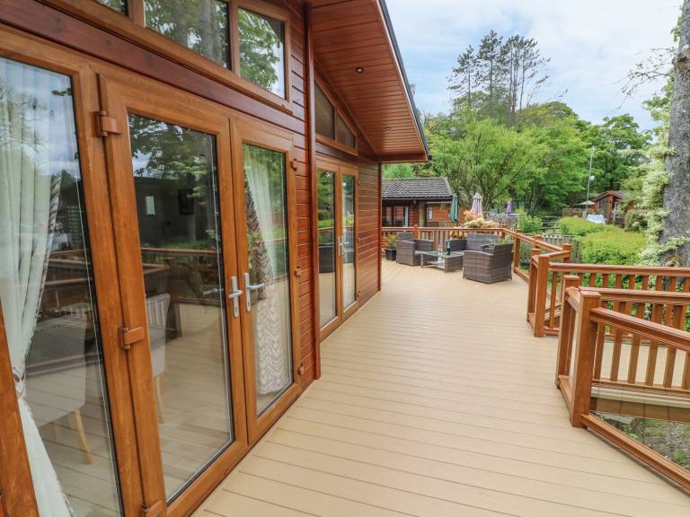 Family-friendly lovely cottage with pool, yard & sauna | Pets allowed in Windermere