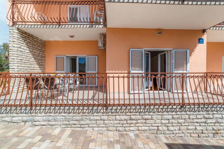 Holiday apartment with terrace & barbecue | Garden view — photo 3