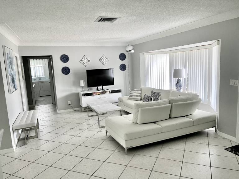 Vacation home with private pool, barbecue & patio — photo 4