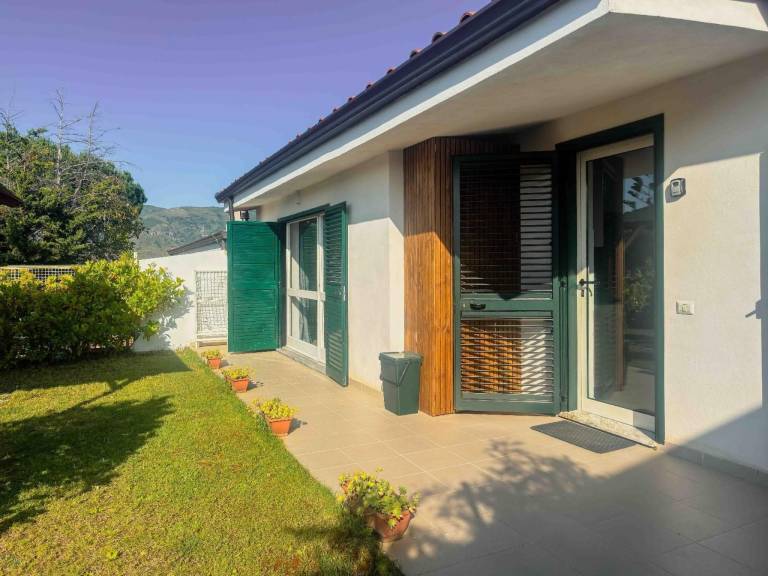 Holiday apartment with garden & barbeque — photo 4