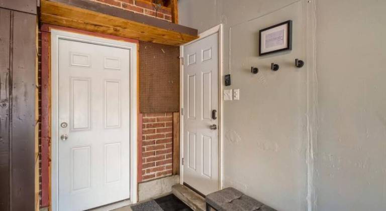 Adorable 2-Bedroom Modern Basement — photo 5