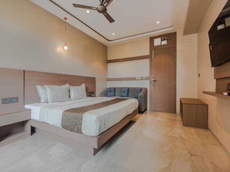 Hotel Aura Near Malad Link Road