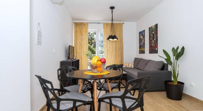 Charming holiday apartment | Next to the beach | Pets are welcome in Tucepi