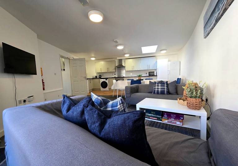 7-Bed Westbourne House - Sleeps 14 - Free Parking — photo 5