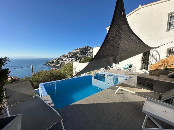 Family-oriented apartment with terrace, private pool & barbecue | Sea view | Close to the beach | Dogs allowed in Roses