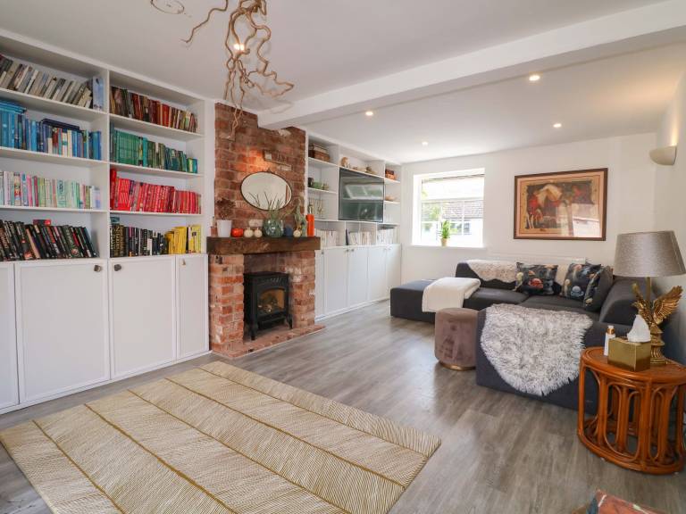 Family-friendly cottage with hot tub & garden | Pets allowed — photo 2