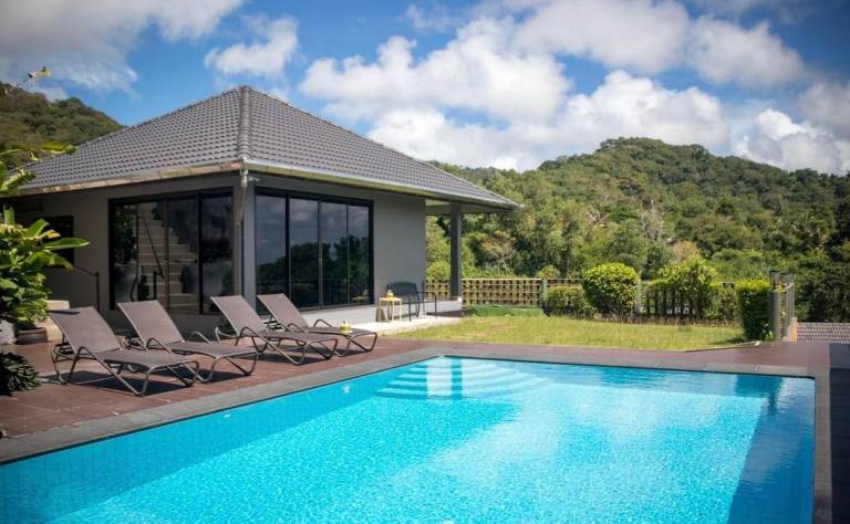 Villa with yard & pool — photo 3