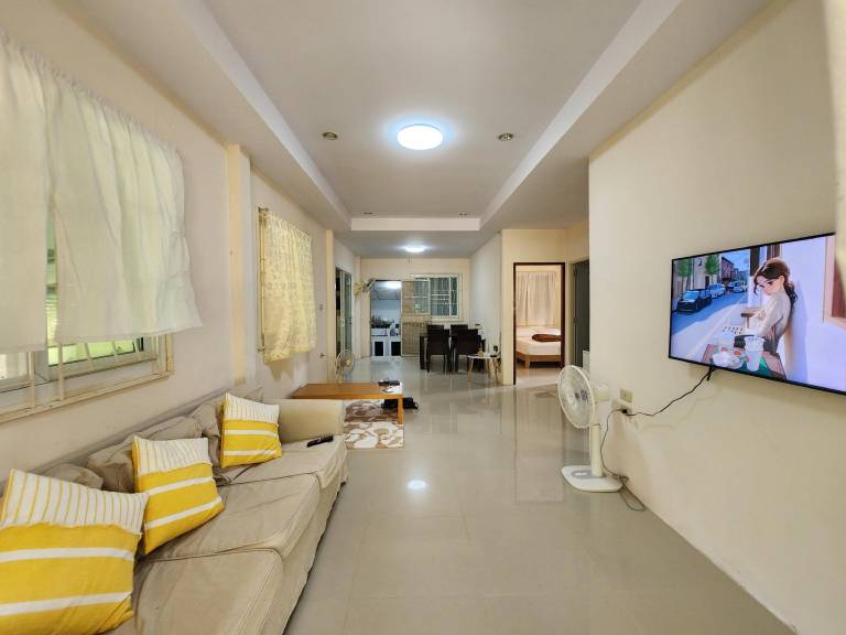 House with barbecue, patio & yard | Perfect for remote work in Sattahip