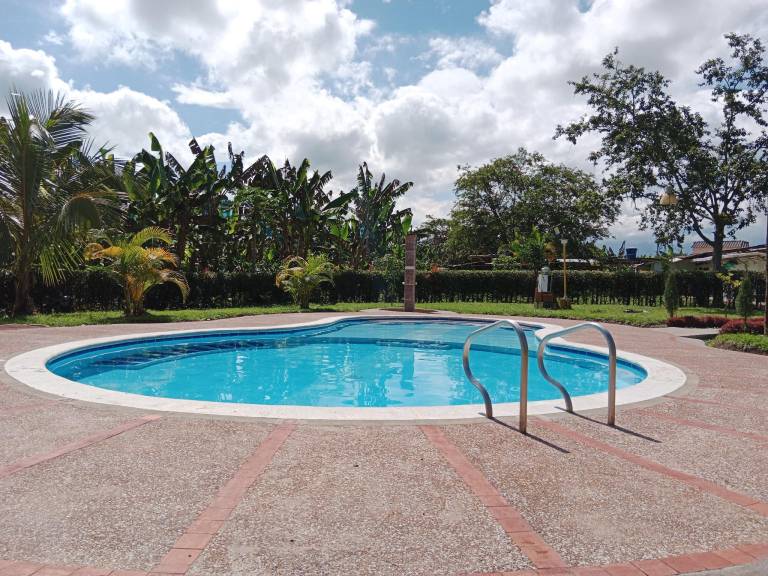 Vacation home with pool, yard & BBQ — photo 3