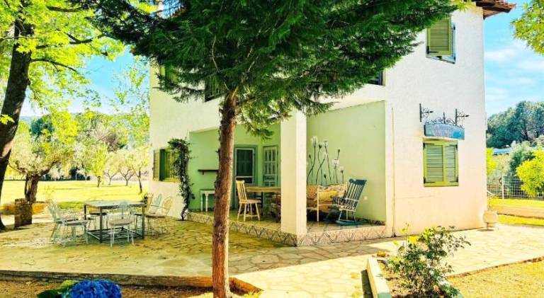 Vacation home with terrace, yard & barbecue — photo 3
