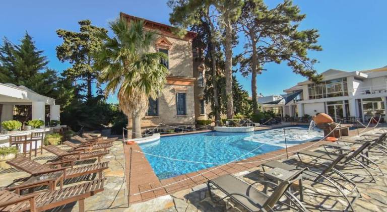 Serviced apartment with pool, yard & patio — photo 3