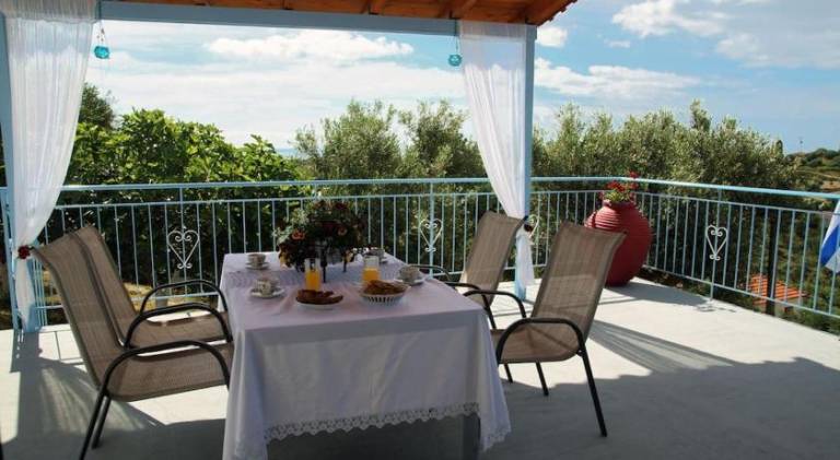 Vacation home with yard, terrace & BBQ in Pylos-Nestoras