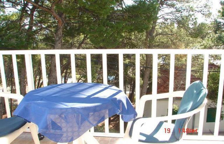Apartment with patio, garden & barbeque | Garden view — photo 3