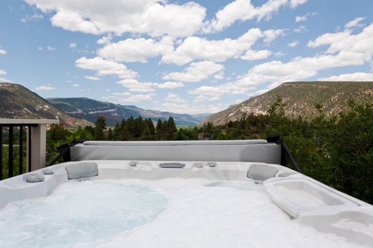 Custom Home - Amazing Views/Huge Deck - 3 miles to downtown - AC/Hot Tub — photo 2