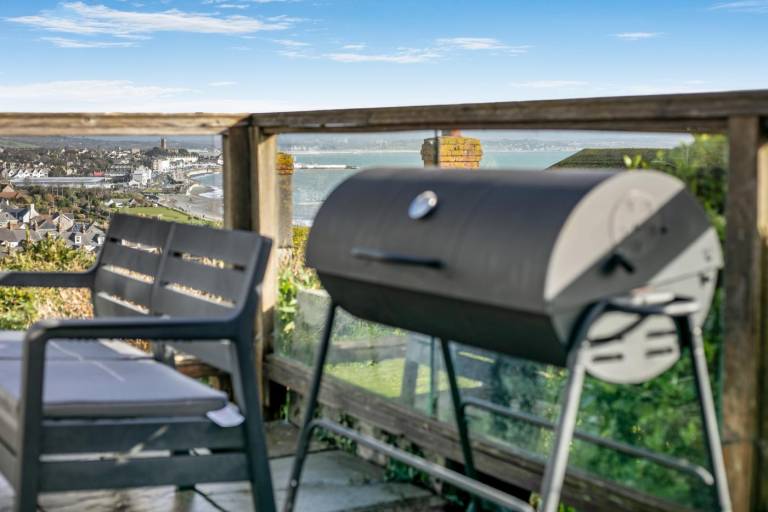 Fully equipped vacation home with BBQ, yard & patio | Pets allowed — photo 4
