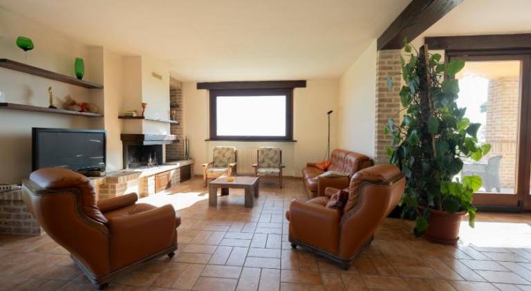Villa with pool, garden & hot tub — photo 2