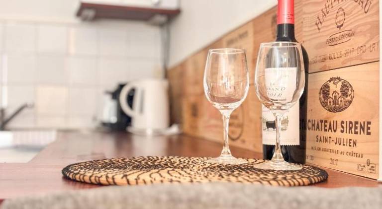 Nice apartment with patio | Next to Bordeaux Cathedral | Perfect for remote work | Pet-friendly in Bordeaux