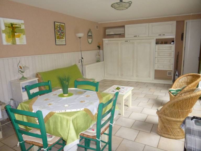 Apartment with yard, terrace & barbeque | Garden view — photo 5