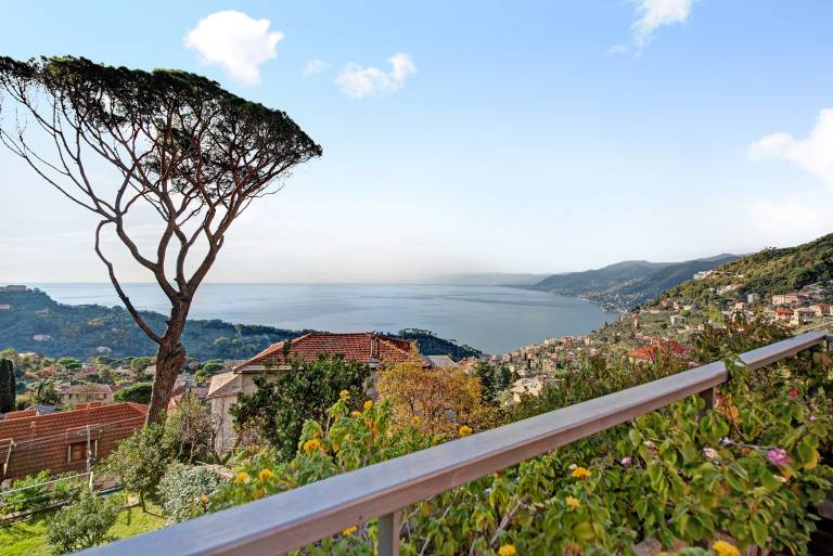 Rental apartment with patio & yard | Sea view — photo 2