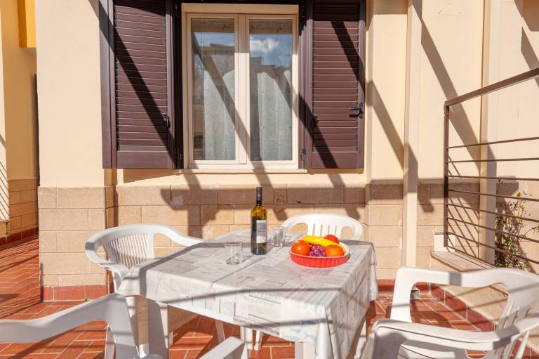 Holiday apartment with garden & patio | Garden view — photo 2