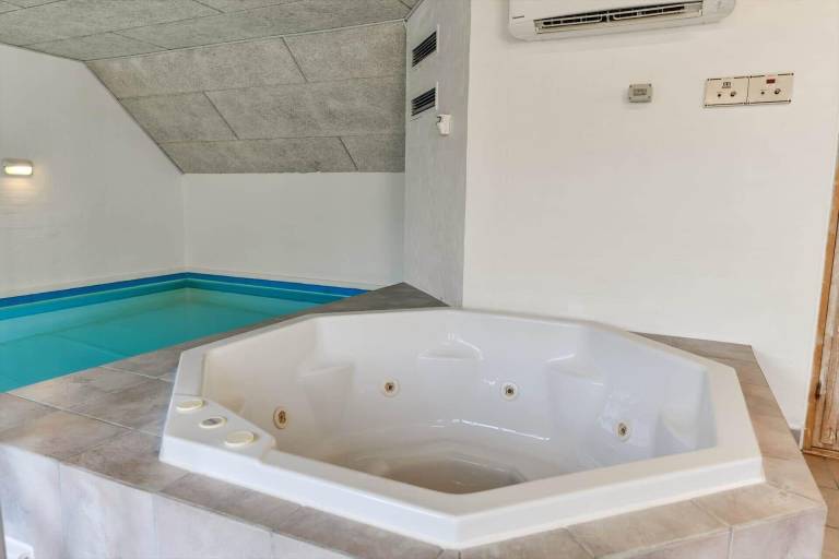 Vacation home with jacuzzi, terrace & grill — photo 4