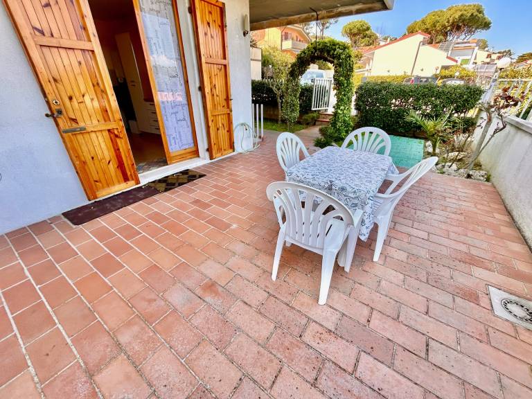 Apartment with garden & patio | Sea view — photo 2