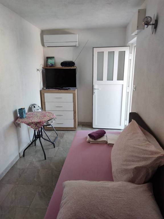 Studio with garden, terrace & grill in Sibenik