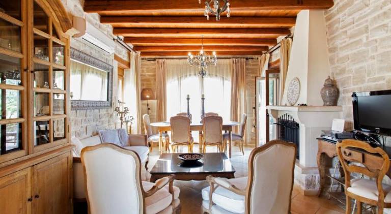 Wonderful villa with private pool, patio & BBQ | Suitable for remote work | Pets allowed — photo 3