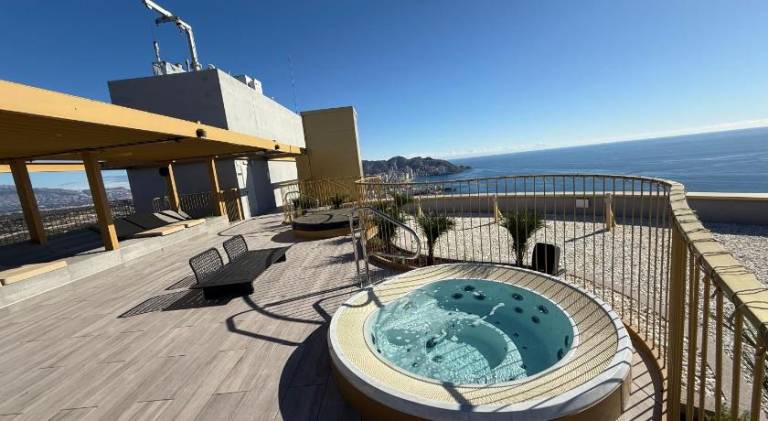 Rental apartment with hot tub & pool — photo 3